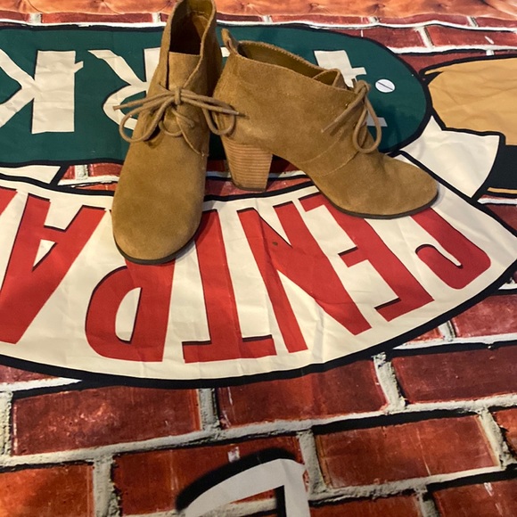 LUCKY 🍀 BRAND 2” HEEL SUEDE LEATHER BOOTIES NWOB LACE UP 7 1/2 - Picture 1 of 5